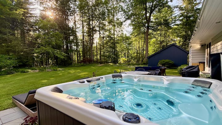Luxury Redo: Hot Tub, Playroom, Sleeps 12 - Great Barrington, MA