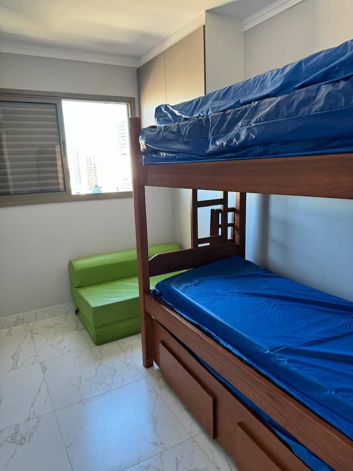 Spavaća soba s krevetom na razvlačenje, madracem i kaučem na razvlačenje.