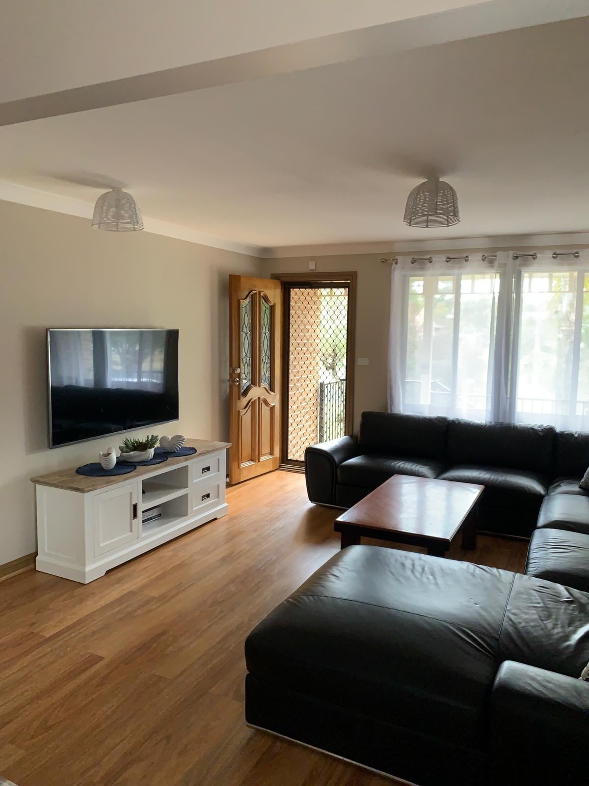 Successful Airbnb property: Comfy home 2min walk to beach! in Callala Beach