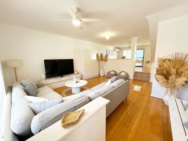 The Scarborough Beach House – 500m from the Beach