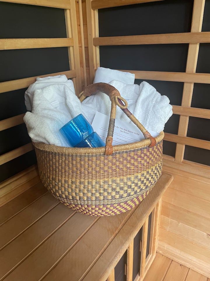 Acre By The Sea Guest Suite -Oceanview, Private Adult Hottub/sauna Packages - Vancouver Island