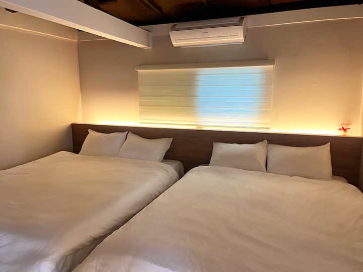 Habitación: debajo del techo con las vigas del hanok, imaginamos una cómoda cama con un colchón de alta calidad y ropa de cama de hotel de 5 estrellas. (2 camas tamaño queen)
* ¡Tenemos una almohadilla eléctrica para calentar el invierno!