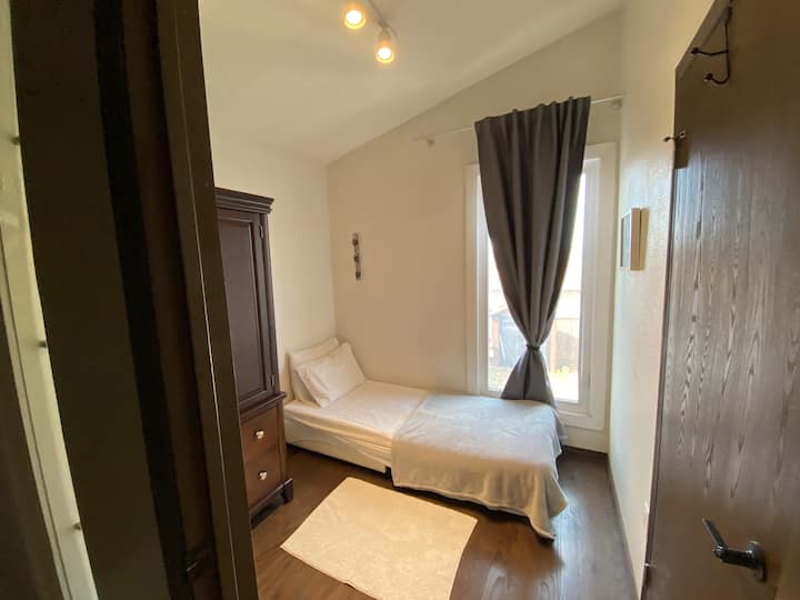 幸福是：蝴蝶套房附带的一间舒适的房间，为父母提供隐私，或为高管提供办公室。 注意：只能通过蝴蝶房进入，卫生间通往这个房间，如图所示。