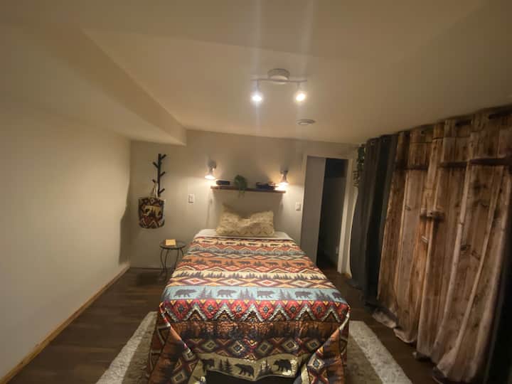 温馨的熊窝，邀请您在双人记忆泡沫床上睡个好觉，这里有充足的存储空间、衣柜更衣区和独立的3件套卫生间。 在红外桑拿房放松身心，在投影电视前享受电影之夜。 非常适合度过宁静的度假胜地！