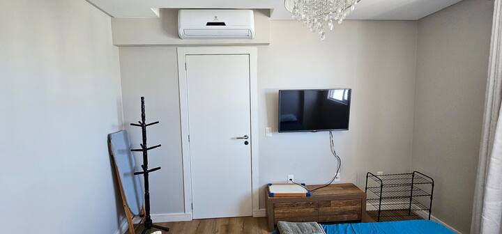 Izba s výhľadom na more!
S manželskou posteľou a 1 jednolôžkom;
Má televízor so službou Netflix a Chromecast.
Má klimatizáciu.