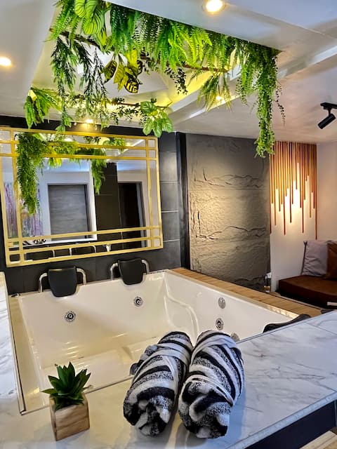 Ideal getaway with jacuzzi/gourmet area/subway