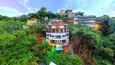 7 bdrm Manuel Antonio mansion  panoramic views