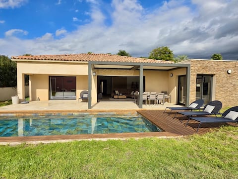 New villa pool sea view