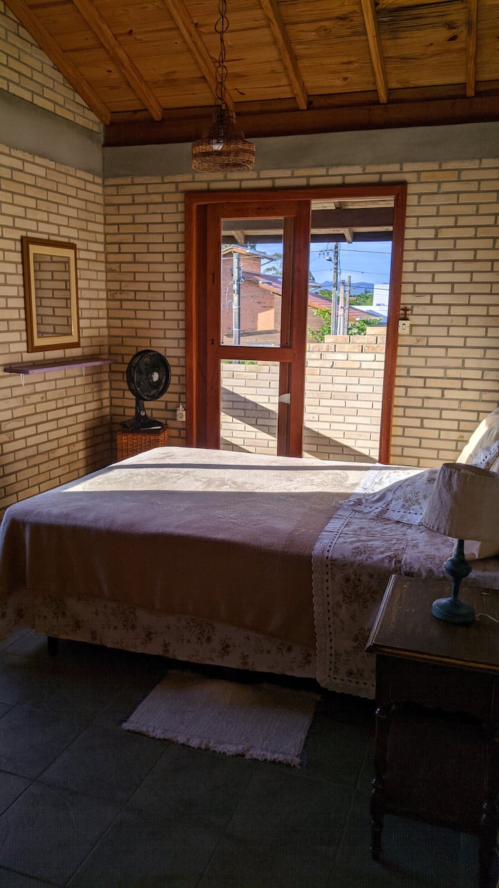 Suite con cama doble, balcón y baño.