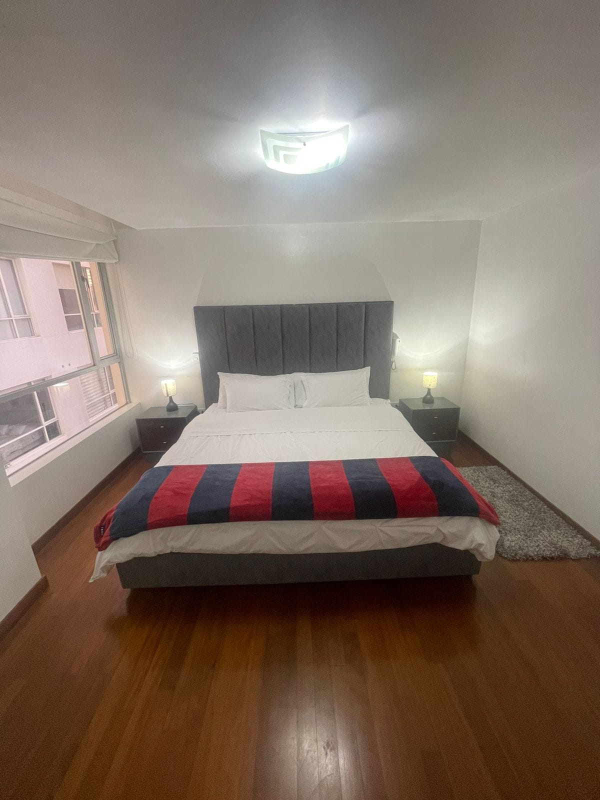 超级舒适的加大双人床， 3个广场