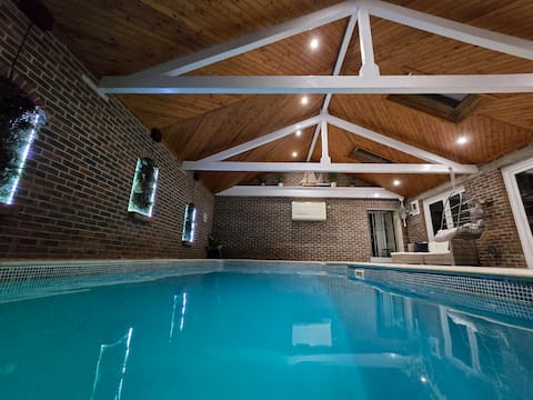 Large coastal cottage with spa and private pool