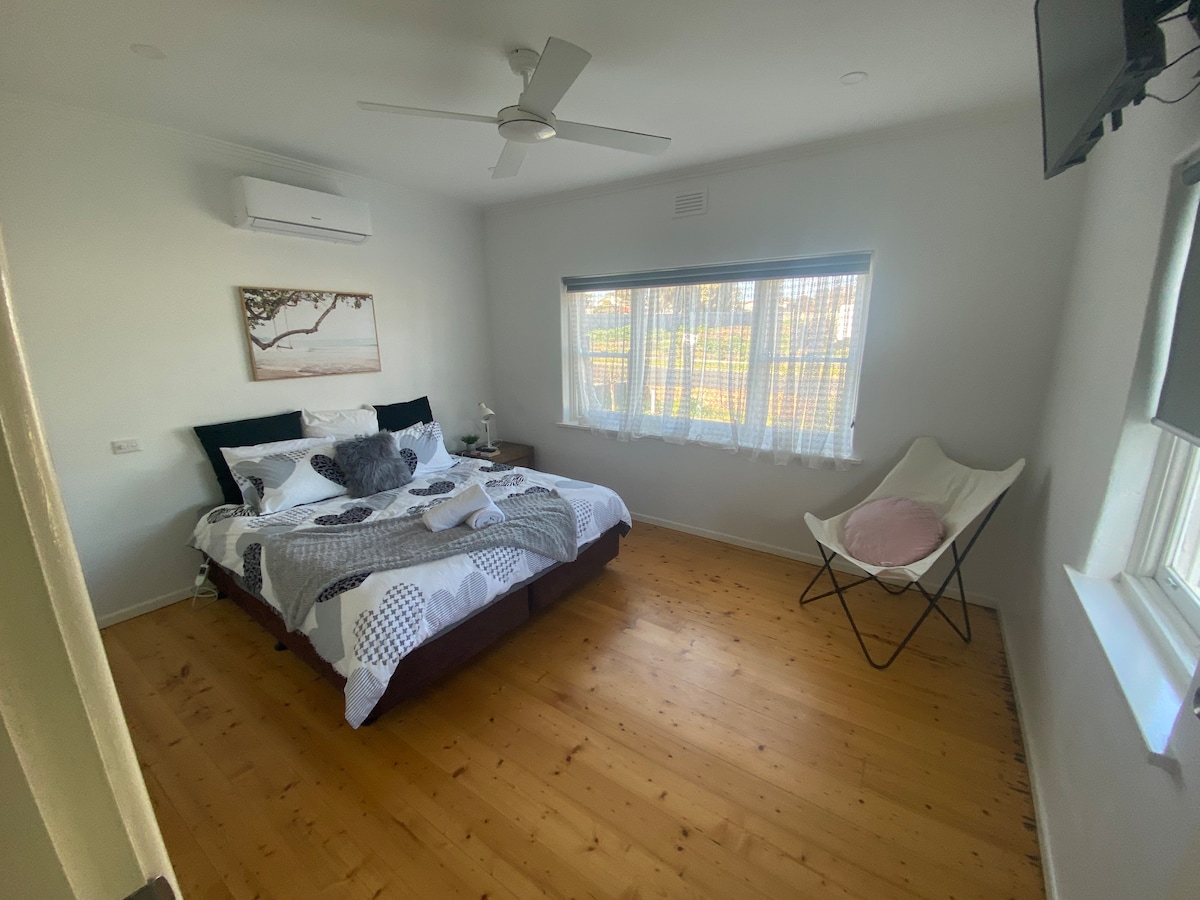 Голямо двойно легло, отопление и охлаждане на сплит система,електрическо одеяло, смарт телевизор с плосък екран с Netflix и вентилатор и неговия и нейния гардероб 