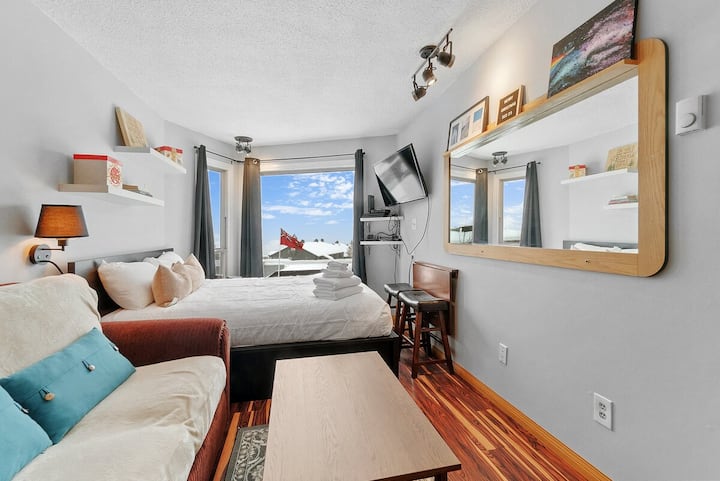Studio Shred | Hot Tub & Ski In/ski Out - Big White Ski Resort, BC