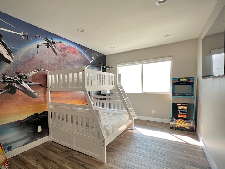 ห้องสองชั้นธีมสตาร์วอร์สพร้อมเกมอาร์เคด — ที่เด็กและครอบครัวชื่นชอบ