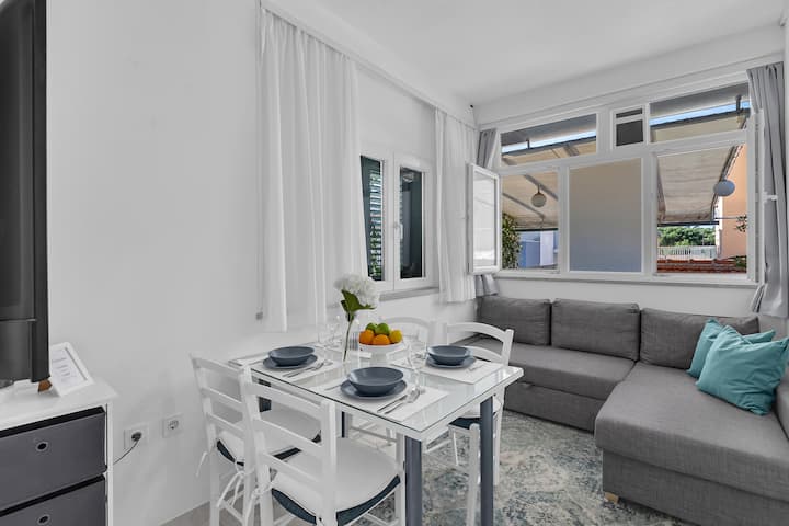Spacious Apartment In Centre - Makarska