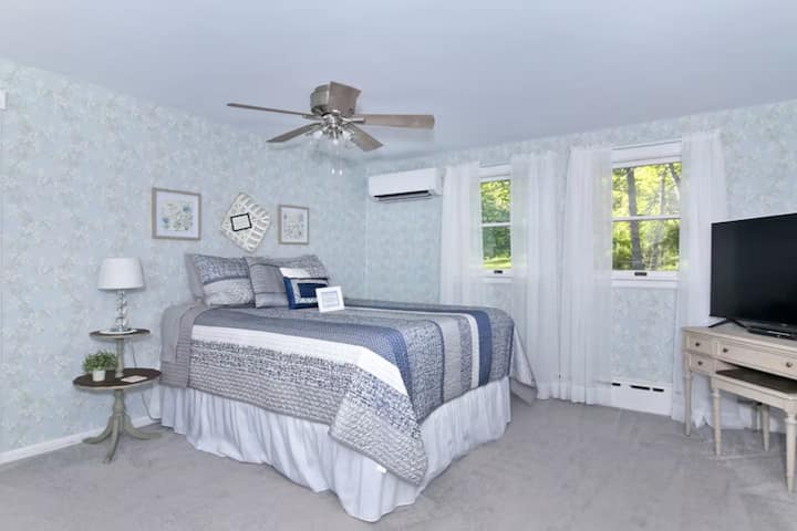 Светла и пространа спална соба, исполнета со природна светлина и доволно простор за опуштање.