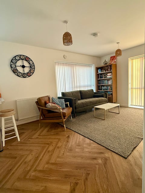 Popular Airbnb listing: Lakeside apartment with FREE parking in Stone