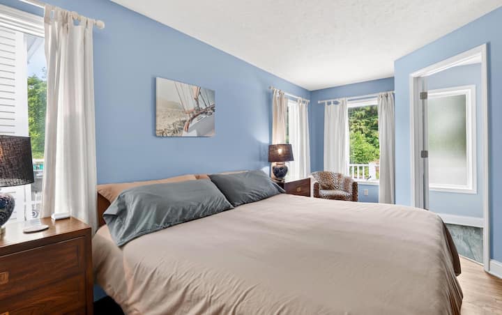 חדר שינה ראשי עם מיטת קינג סייז בקומה 1 עם חדר רחצה צמוד