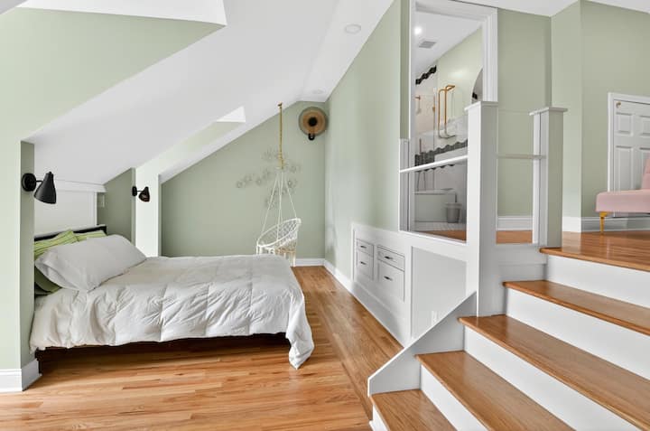 חדר שינה מספר 5 עם מיטת קווין סייז וחדר רחצה צמוד עם בידט ומרחב ישיבה