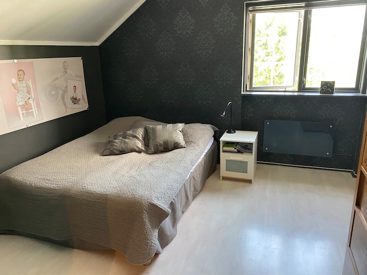 تقع غرفة النوم الرئيسية في الطابق الثاني. 