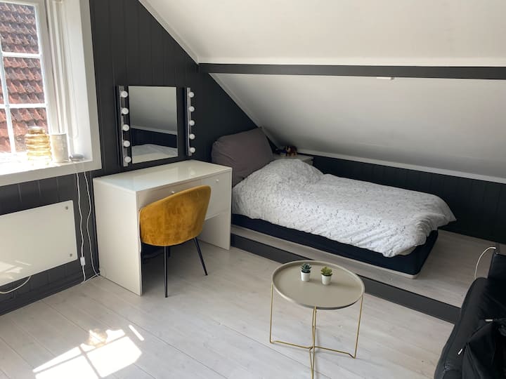 سرير فردي يقع في الطابق الثاني.