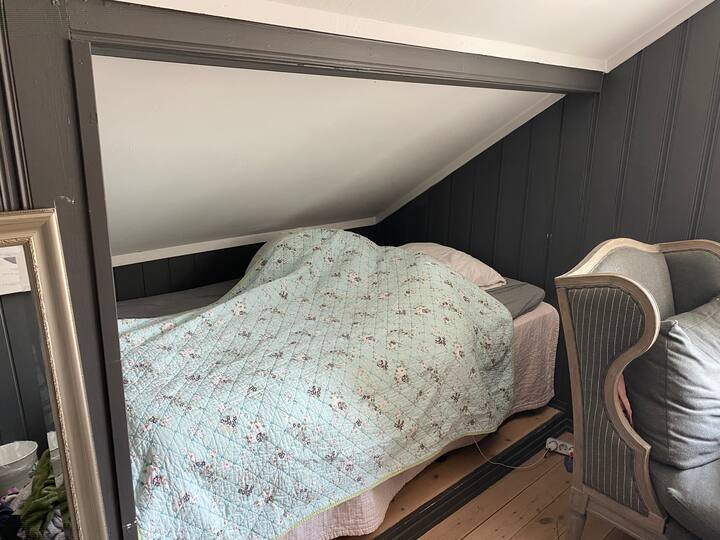 غرفة نوم بسرير 120 سم تقع في الطابق الثاني.