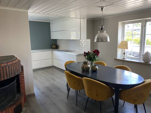 Enebolig m/hage og plass til 10.Sentralt og rolig gallery image 3