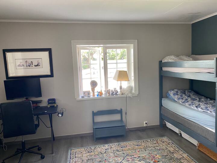 يوجد هنا سرير بطابقين ومكانان للعمل.