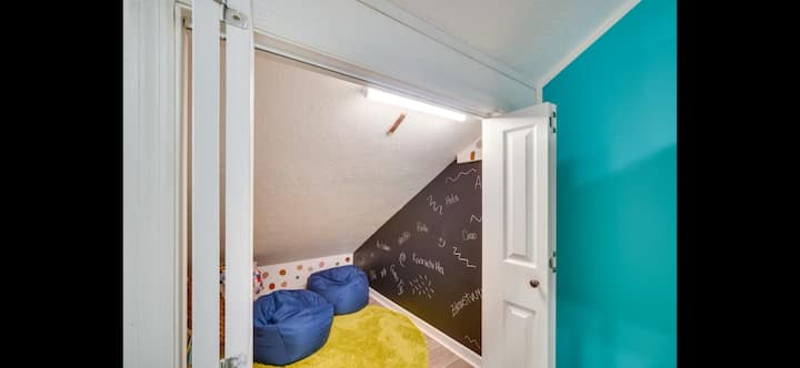 Sehemu ya eneo la michezo katika eneo la roshani ya ghorofa ya juu.