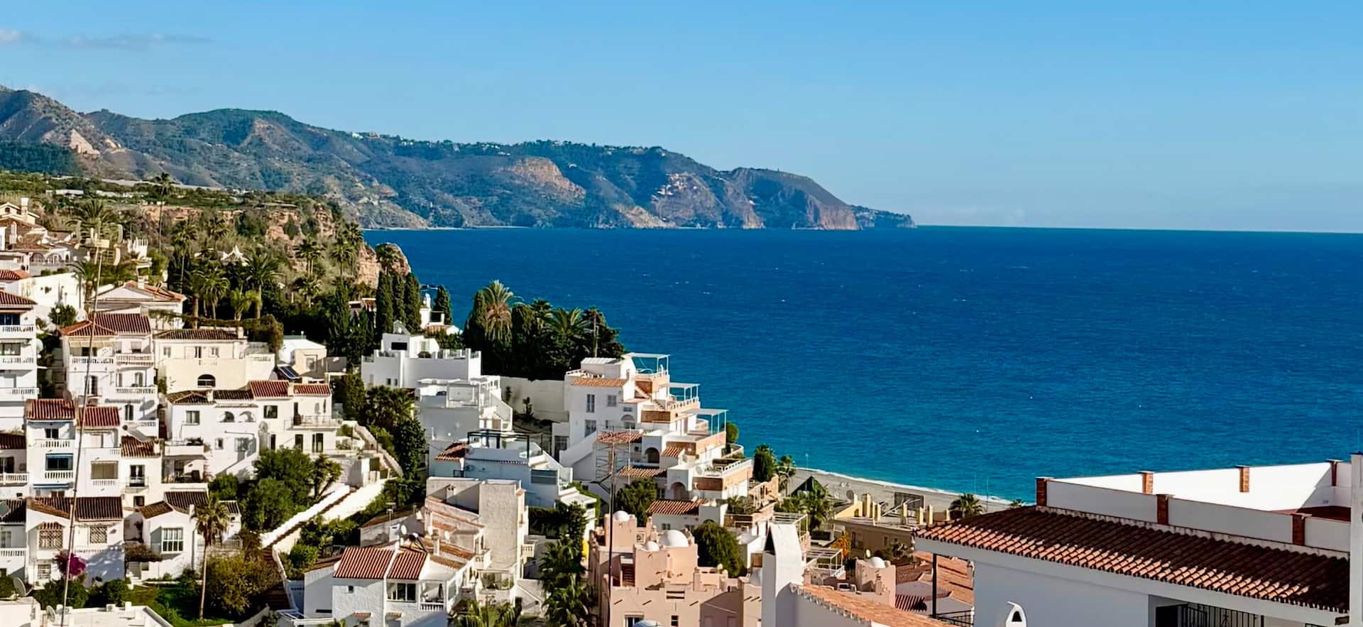 Amazing views, pool and parking at Bijou apartment