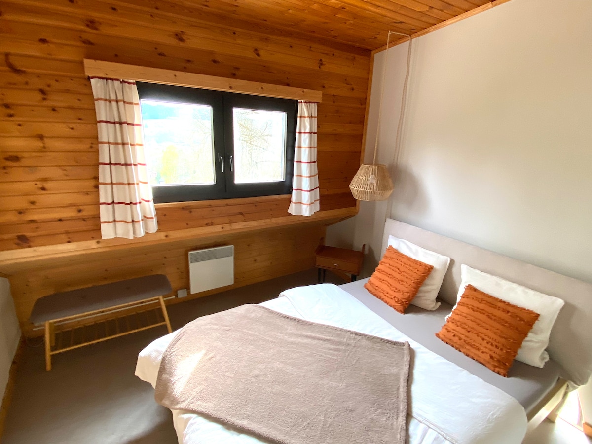 Dhomë gjumi dopio
Krevat 140x200
lavaman në dhomë
Me drejtim nga jugu
Pamje nga liqeni dhe lugina dhe kodrat