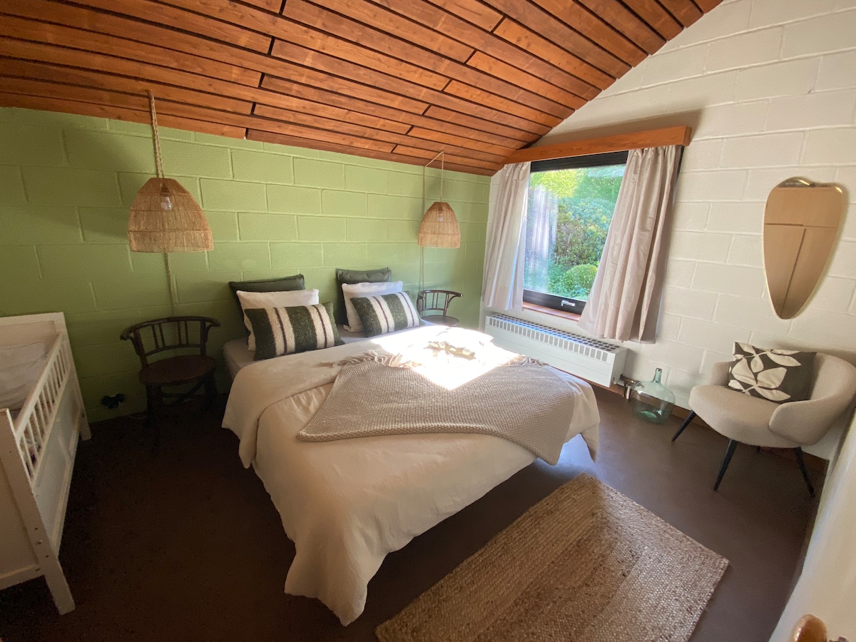 Dhomë gjumi kryesore. Krevat 160x200
Krevat fëmijësh 
Pamje nga kopshti i gjelbër 
Orientimi Lindor