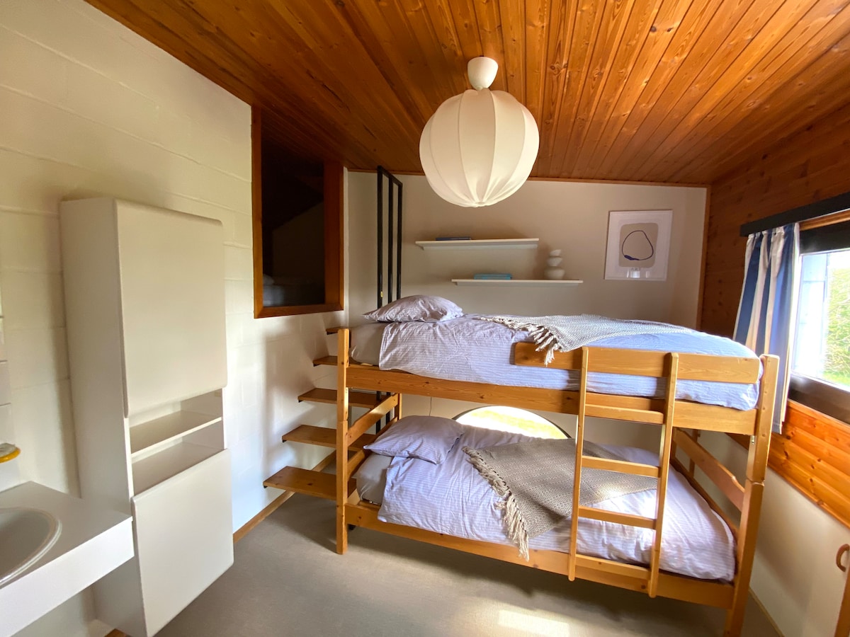 Dhomë shumë e bukur me dy krevate marinarë 90x200
Zona e lavamanit në dhomë
Ekspozimi në jug. 
Pamje nga liqeni, lugina dhe kodra