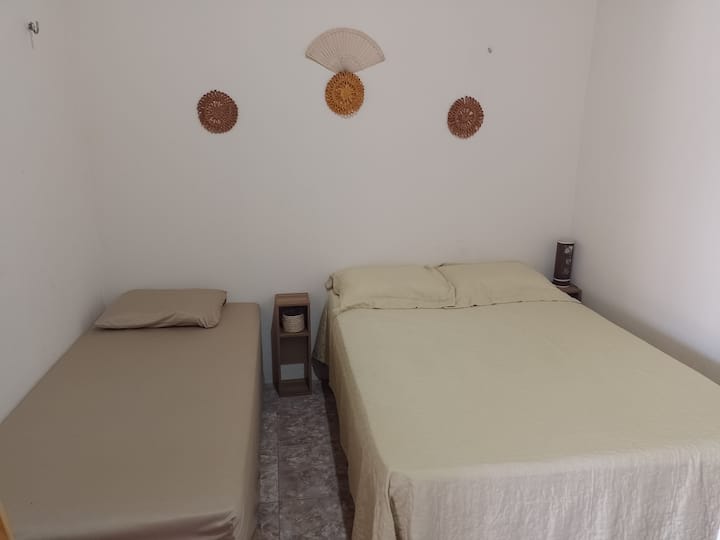 Dhoma e plazhit Barra Nova. Një krevat dopio (Ortobom ), një krevat tek (Herval) dhe një krevat fëmijësh. 