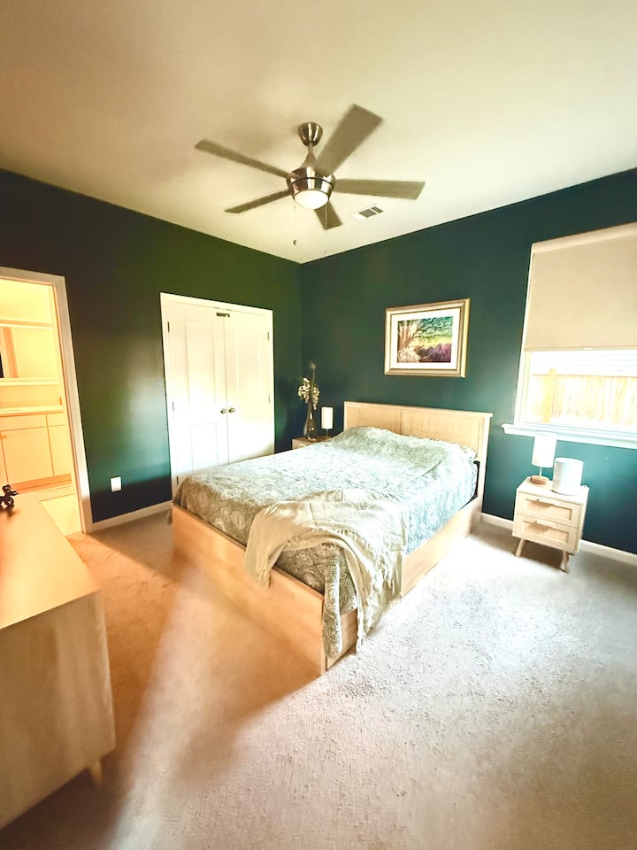 Glavna spavaća soba (bračni krevet) na prvom katu s pripadajućom kupaonicom i umivaonikom - ormar je zaključan (oba su ormara na katu otvorena)