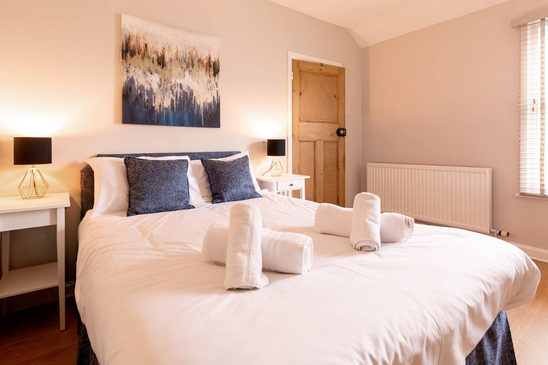 Central Rothley apartment / parking / sleeps 4