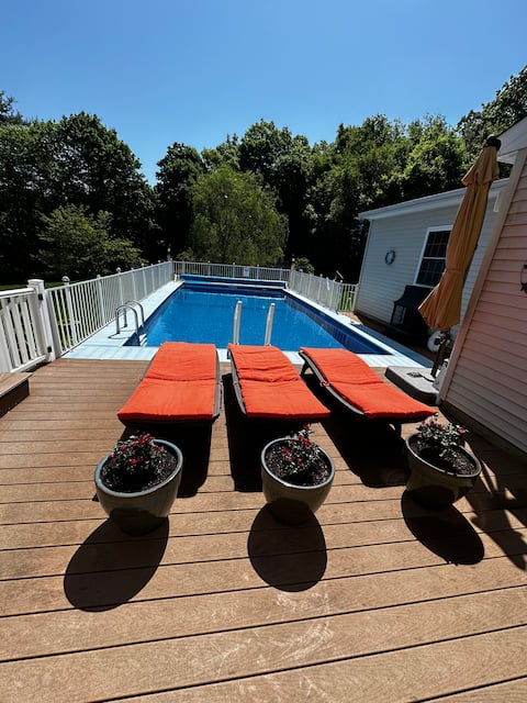 Hot Tub and pool Home away from home