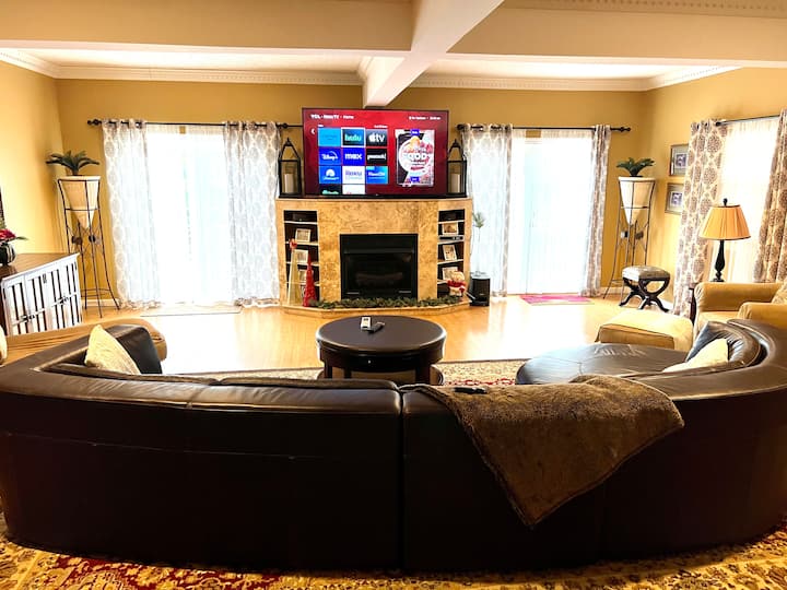 Hot Tub And Pool Home Away From Home - Cromwell, CT