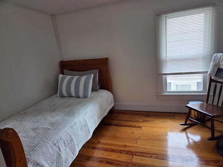 В тази стая могат да се настанят 2 души. Има легло на колела под двойното легло. 