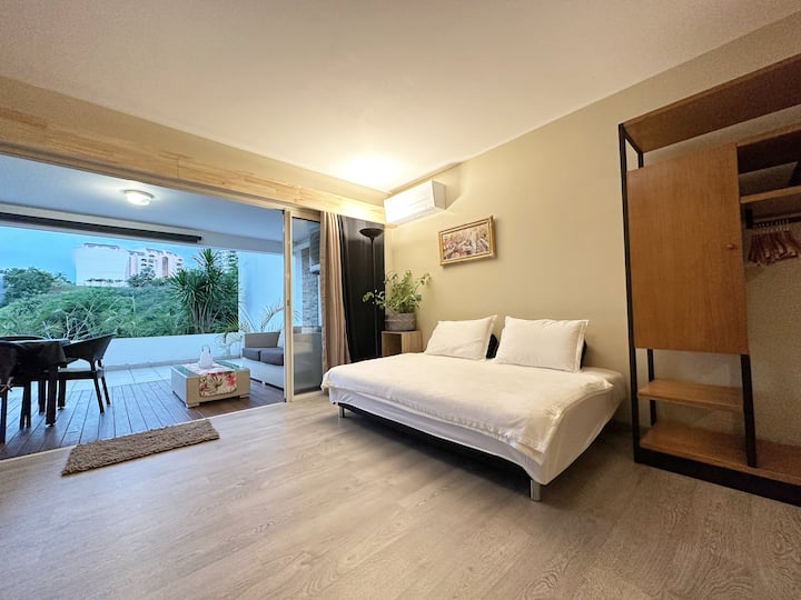 The sofa bed can be installed as a bed for a 3rd person upon request.
Placed in bed mode, it measures 190x136cm.