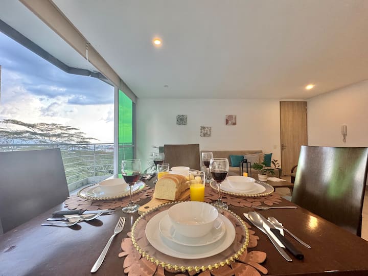 Spacious Apt: Balcony, Views, Wifi - Coffee Park