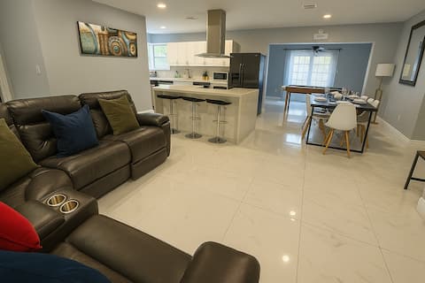 Ideal House for Groups–15 Min from Hard Rock Caffe