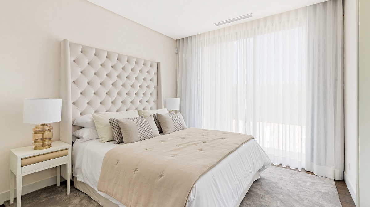 Gaudeix d'un dormitori tranquil amb un disseny modern.