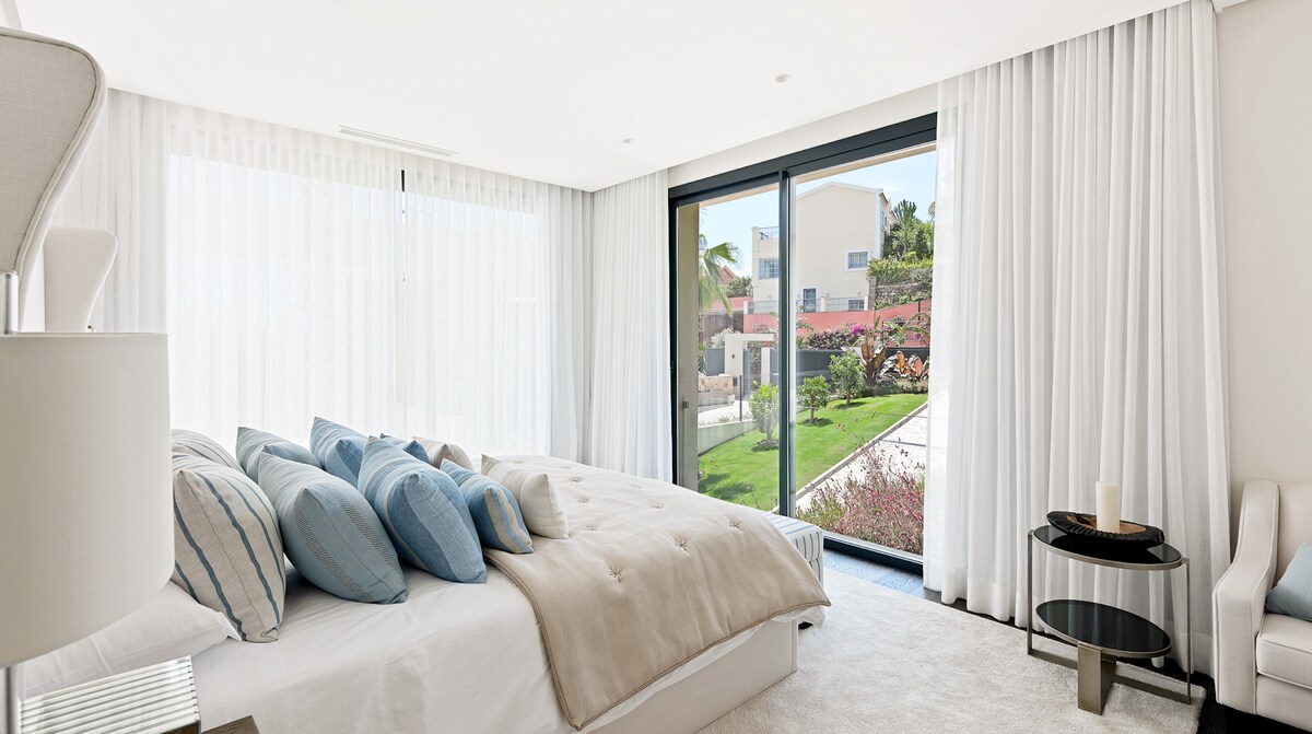 Dormitori 2, ple de llum, amb vistes al jardí exuberant i un llit «king size».