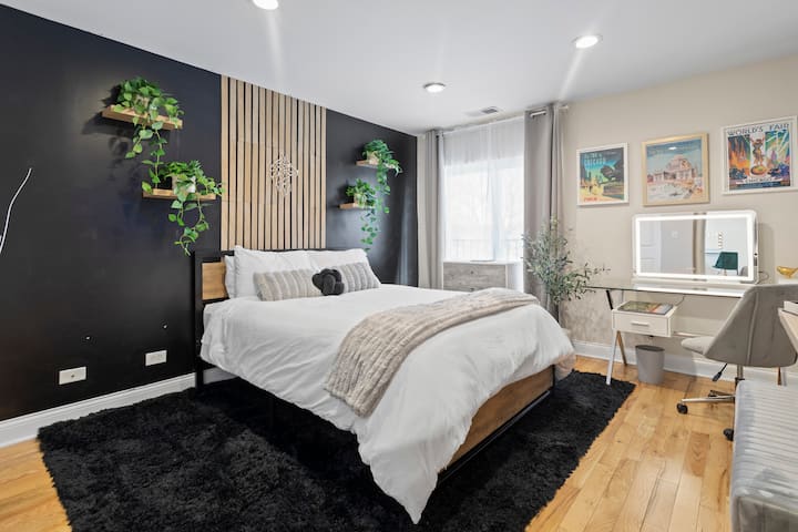 Pumzika katika chumba hiki cha kulala cha kimaridadi na chenye mwanga wa jua kilicho na kitanda cha Malkia, mapambo ya kisasa na sehemu ya kufanyia kazi yenye utulivu iliyo na meza ya kuvaa yenye mwanga wa nyuma, mapumziko yako bora kwa ajili ya kupumzika na ubunifu.