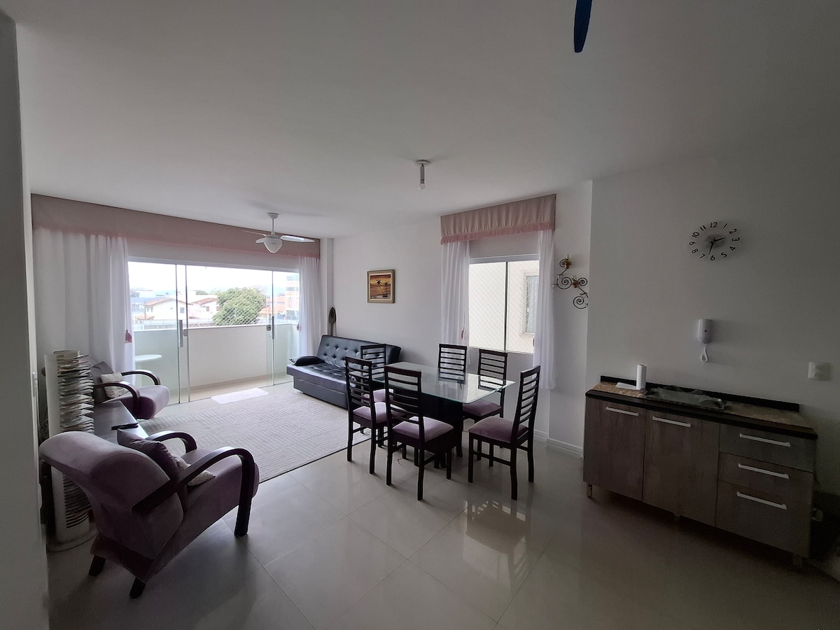 غرفة معيشة بها طعام