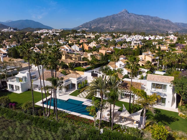 Luxury 7BR Golf-Front Villa, Heated Pool & Gym