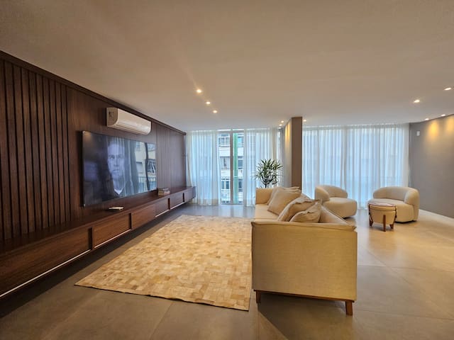 Apartamento vista lateral mar em Copacabana