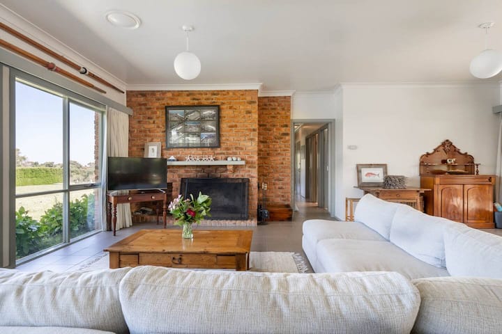 Viewbank Homestead: A Sprawling Garden Estate - Shoreham