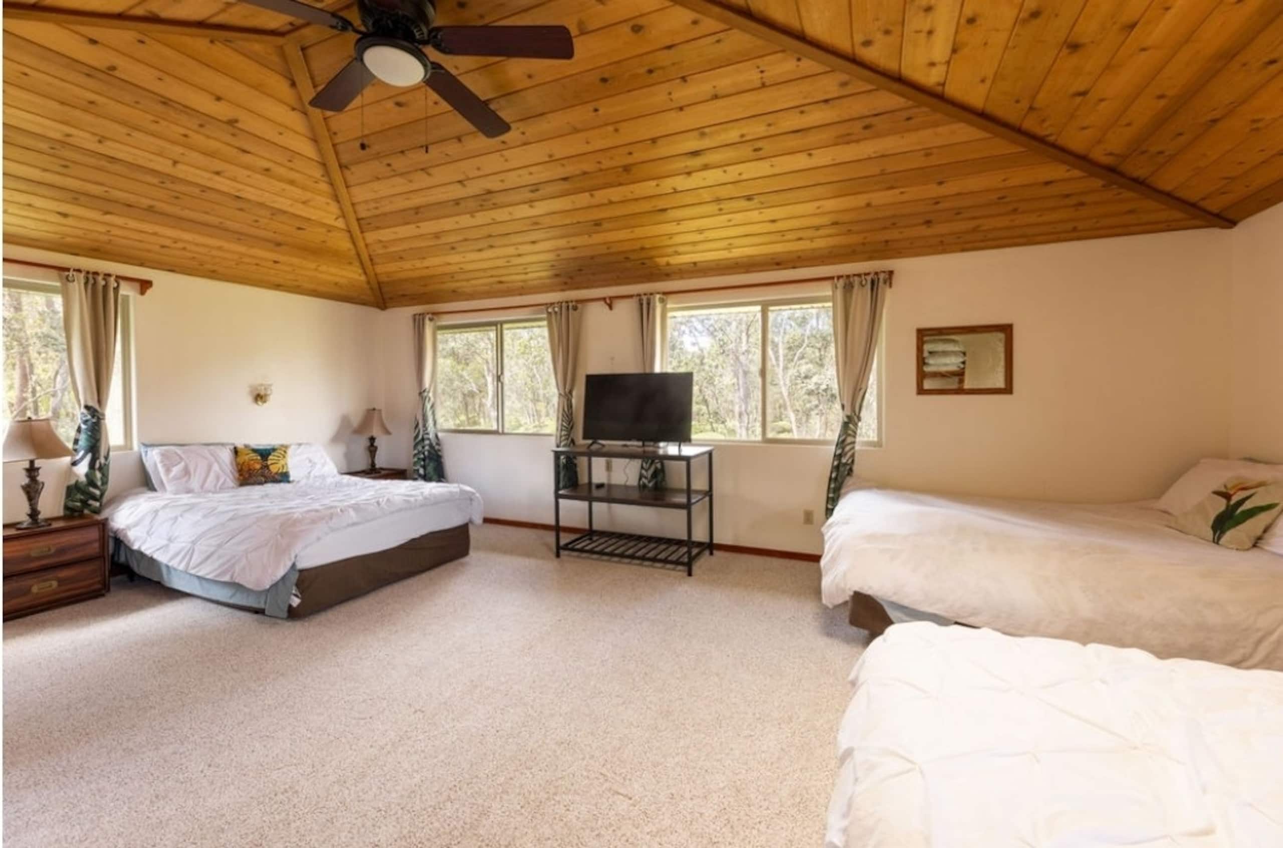 2-bedroom Volcano Tree House Getaway with Hot Tub - Photo 46